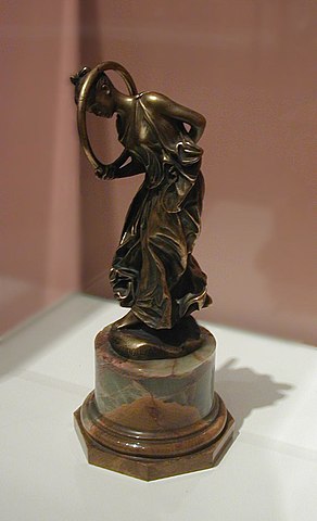 『ピュグマリオンとガラテア』と同時期に制作されたジャン=レオン・ジェロームによるブロンズ彫刻『フープダンサー』。