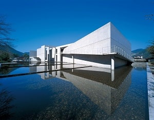 児島虎次郎の『登校』が所蔵されている岡山県の観光名所の一つ、高梁市成羽美術館で、建築家の安藤忠雄による設計。