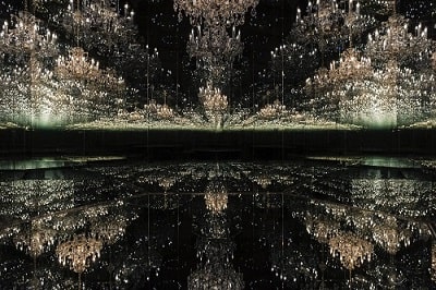 かぼちゃの作品で有名な草間彌生（Yayoi Kusama）によるテート美術館で展示された『Chandelier of Grief』の展示風景。