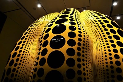 松本市美術館が所蔵する草間彌生（Yayoi Kusama）のかぼちゃのオブジェ『大いなる偉大な南瓜』。