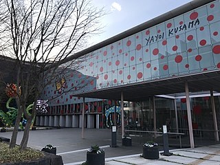 かぼちゃの作品で有名な草間彌生（Yayoi Kusama）の充実したコレクションを展示する松本市美術館。