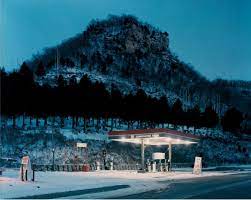 葉山の神奈川県立美術館で開催のアメリカの写真家、アレック・ソス(Alec Soth)の写真の展覧会『Gathered  Leaves』に展示の〈Sleeping by the Mississippi〉。