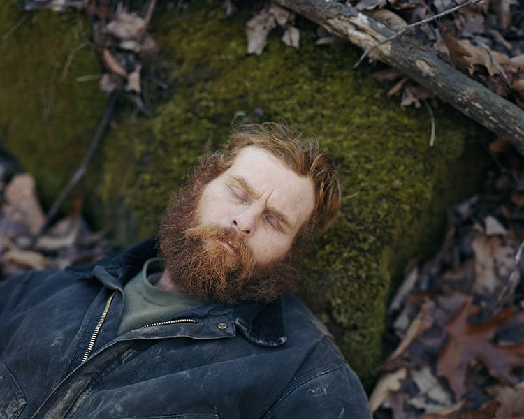 葉山の神奈川県立美術館で開催のアメリカの写真家、アレック・ソス(Alec Soth)の写真の展覧会『Gathered  Leaves』に展示の〈Broken Manual〉。